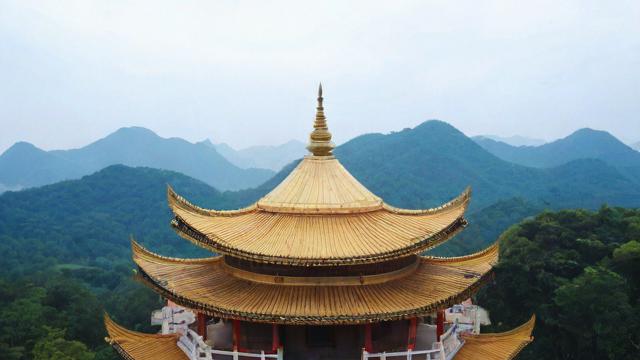 风水华盖朝山图片中的风水布局有何独特之处？
