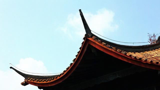 屋檐压屋顶在风水学中有何讲究与影响？