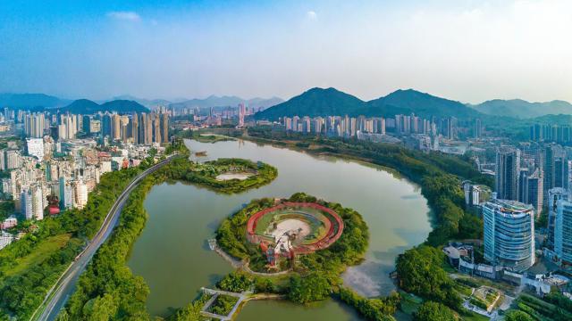 广东兴宁风水，古老传统与现代生活的交融，如何影响当地居民的生活？