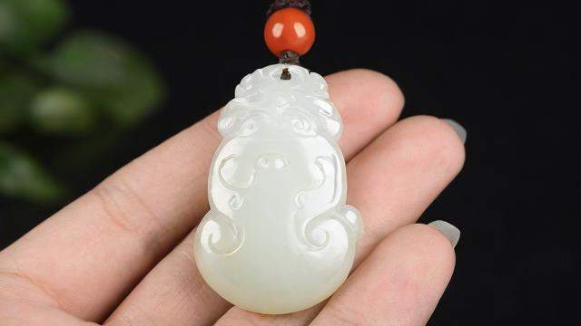 文艺风，佩戴自己属相的玉，是否能邂逅别样的缘分？，当与自己属相的玉相伴，会否开启一段独特的心灵旅程？，好奇探究风，佩戴自己属相的玉，真的会带来好运吗？，佩戴自己属相的玉，究竟有着怎样不为人知的神秘力量？，生活实用风，佩戴自己属相的玉，对日常生活有没有什么实际影响呢？，佩戴自己属相的玉，在养生保健方面真的有作用吗？