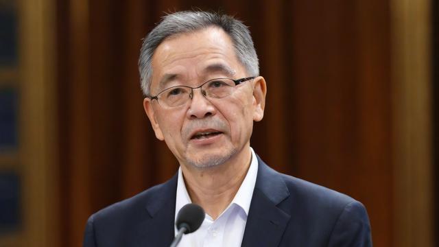 文艺风，45岁男人，那所谓的运气究竟藏于何处？，45岁男人的运气，是命运馈赠还是时光沉淀？，幽默风，嘿，45岁男人的运气，难道是被岁月偷偷塞兜里的彩蛋？，45岁男人的运气，不会是被生活这个调皮鬼随手一丢的惊喜吧？，严肃风，45岁男人所拥有的运气，其背后有着怎样的现实逻辑？，45岁男人的运气，真的是偶然还是必然因素在起作用？