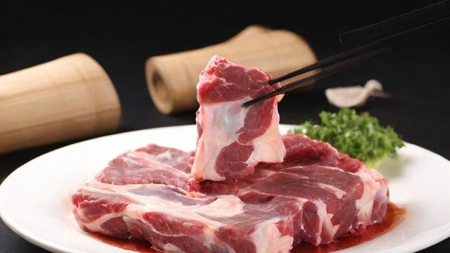 文艺风，食狗肉，真的会扰动命运的琴弦吗？，品尝狗肉之时，运气是否会悄然溜走？，幽默风，嘿，吃狗肉这事儿，能让运气掉线不？，吃狗肉后，运气会不会被馋跑呀？，严肃风，食用狗肉是否真会对个人运气产生影响？，吃狗肉与运气之间，究竟是否存在关联？