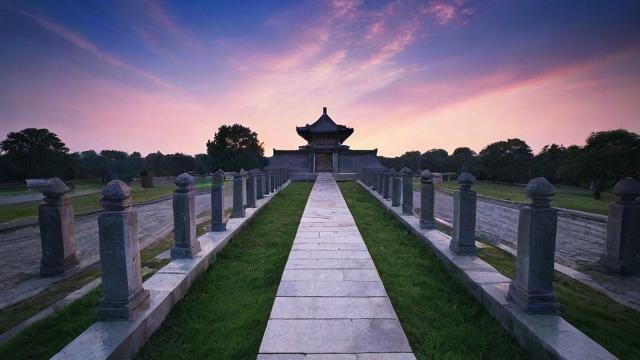 为何会梦到祖坟塌陷？梦境背后的寓意是什么？