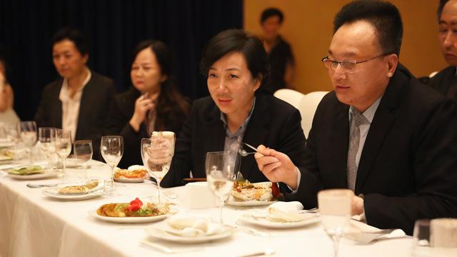为何我会梦到自己在宴会上吃东西？