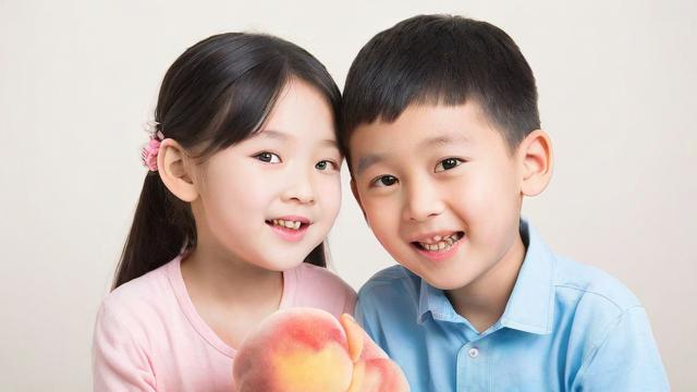 梦到桃子预示生男孩还是女孩，此梦何解？，梦到桃子与生男孩女孩有关？梦境寓意费思量。，梦到桃子暗示生男或生女？其中奥秘惹人猜。