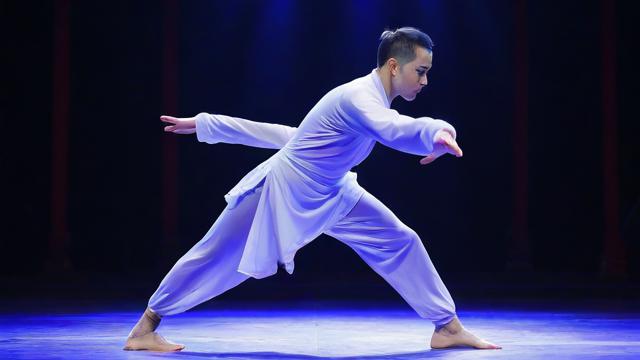 为何梦中我能翱翔天际，现实中却难以展翅？