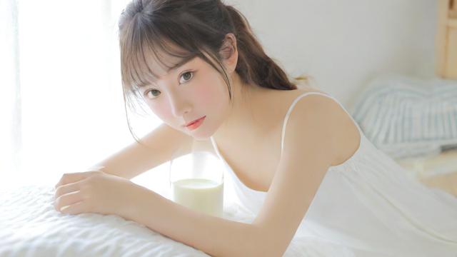 文艺风，梦到牛奶，那是潜意识里流淌的何种诗意？，当牛奶在梦中浮现，是否藏着生活中未解的温柔谜题？，梦到牛奶，这是否是灵魂深处对纯净美好的无声呼唤？，神秘风，梦到牛奶，背后隐藏着怎样的神秘隐喻？，牛奶入梦，难道是冥冥中某种未知力量的暗示？，为何会梦到牛奶，这其中究竟有着怎样不为人知的奥秘？，生活风，梦到牛奶，是不是最近生活里有啥特别的事儿呀？，为啥会梦到牛奶呢，是不是身体在悄悄提醒啥？，梦到牛奶，难道是生活中即将发生与奶相关的趣事？