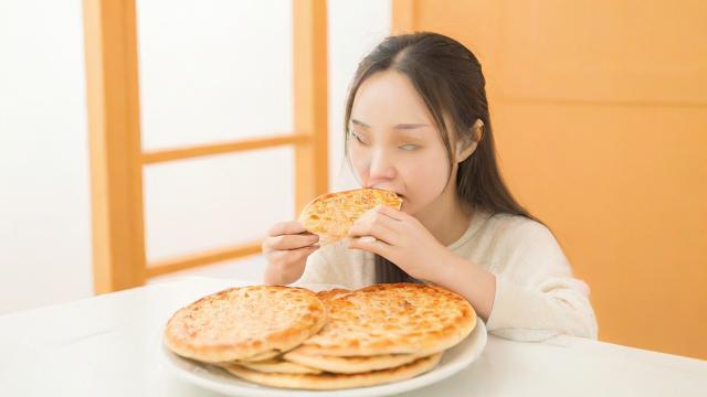 为何梦中会出现吃饼的场景？