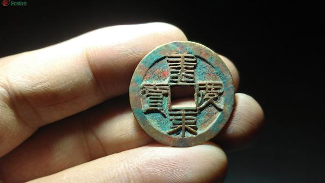 文艺风，梦到古代铜钱，是时光深处的神秘召唤吗？，那梦中的古代铜钱，究竟藏着怎样的前世今生？，梦遇古代铜钱，难道是历史长河中留下的神秘暗示？，悬疑风，为何会梦到古代铜钱？背后是否有不为人知的秘密？，梦到古代铜钱，这一梦境究竟预示着何种未知的玄机？，梦中出现古代铜钱，难道是某种神秘力量在悄然作祟？，生活趣味风，嘿！梦到古代铜钱，这是不是说明我财运要来了呀？，梦到古代铜钱，难道是我的发财梦开始有苗头啦？，哈哈，梦到古代铜钱，这会不会是我和古代财富的一次奇妙邂逅？