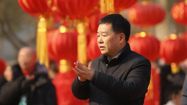 文艺风，梦到去拜年，那梦中的烟火与温情背后藏着怎样的深意？，当梦境邂逅拜年场景，这奇妙的相逢究竟预示着什么？，梦到去拜年，那如诗如画的梦境里，是否隐匿着生活的真谛？，幽默风，嘿！梦到去拜年，难道是我最近馋拜年了？，梦到去拜年，我这是在梦里赶时髦走亲戚呢，还是咋滴？，哎呀呀，梦到去拜年，难不成我的潜意识是个社交达人？，神秘风，梦到去拜年，这看似寻常的梦境，是否隐藏着不为人知的神秘密码？，神秘的梦境，梦到去拜年，究竟是何种力量在悄然传递信息？，梦到去拜年，这背后隐藏的神秘玄机，你能参透几分？