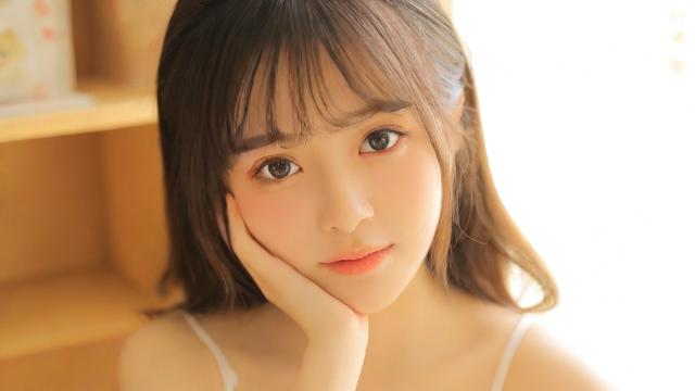 那个还听的女孩，她的名字应该叫什么？